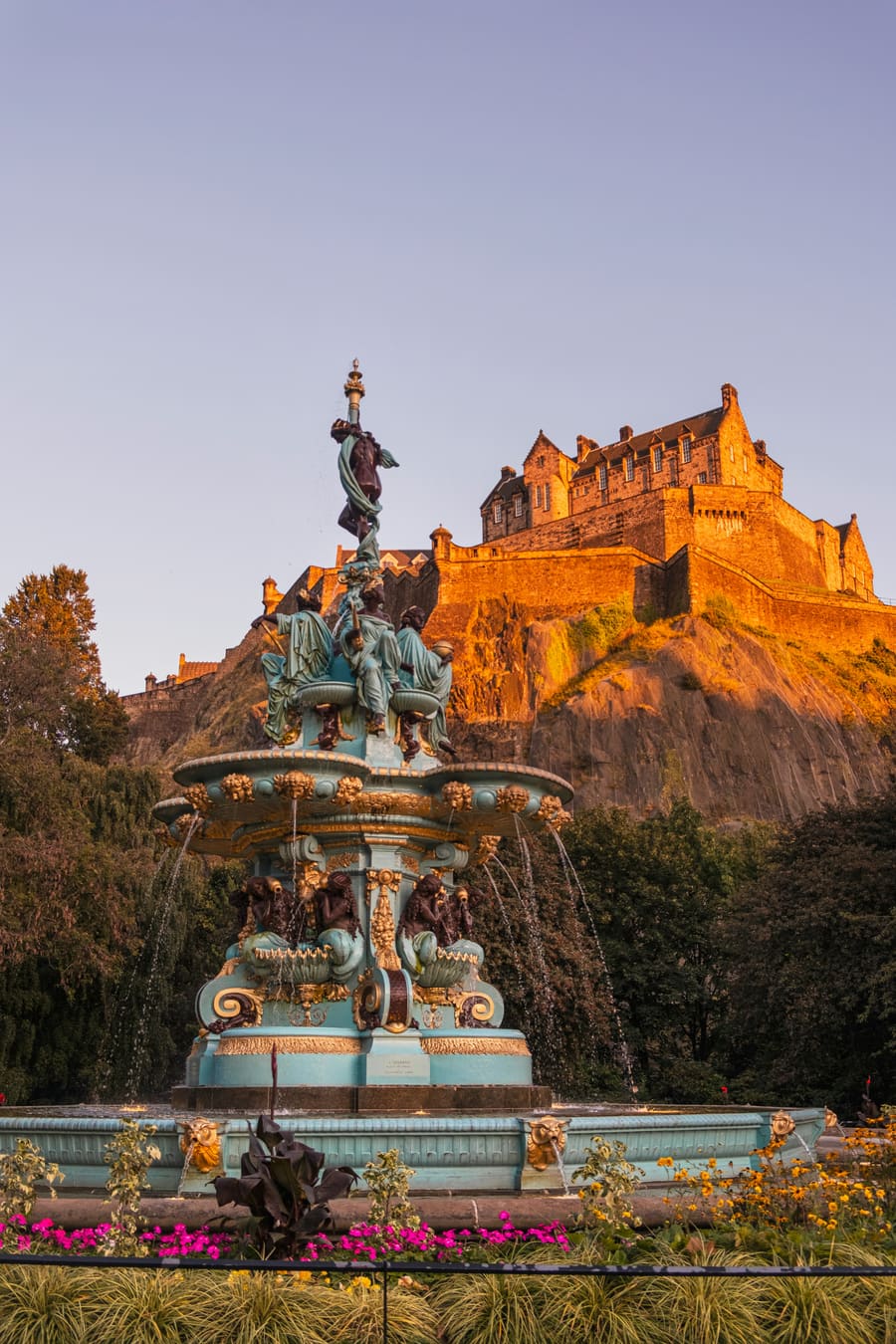 Η Μανταλένα και ο Βαγγέλης μπροστά από το Ross Fountain στο Εδιμβούργο